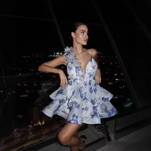 Robe courte blanche chic à col en V, imprimé floral bleu et ourlet à volants