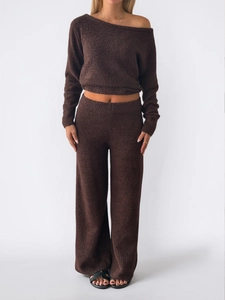 Dunkelbraunes Strickset für Damen mit schulterfreiem Pullover und Lounge-Hose mit weitem Bein