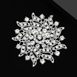 Broche tournesol argentée scintillante avec cristaux strass sur fond noir élégant