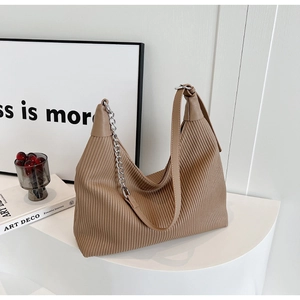 Détail du sac hobo kaki avec texture en cuir plissé et accent de chaîne argentée chic