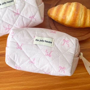Trousse à maquillage matelassée rose avec nœuds en ruban sous plusieurs angles