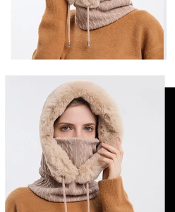 Détail de la capuche tricotée avec bordure en fausse fourrure et cordon métallique