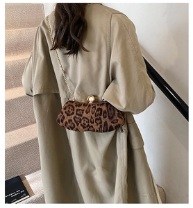 Détail du sac à main vintage léopard avec boucle en perle et bandoulière dorée