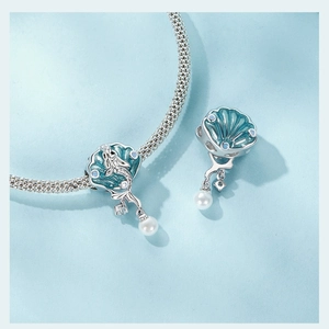Détail macro des charms océan en argent S925 avec sirène et perles bleues