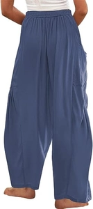Détail de la taille élastique et de la coupe sarouel ample de ce pantalon bleu en coton et lin