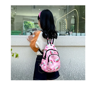 Detalle de la mochila rosa de unicornios para niñas con estampados de arcoíris y correas