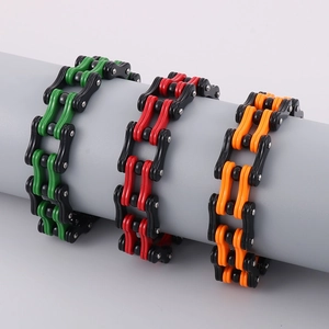 Dettaglio dei bracciali a catena da bici punk rock nei colori verde, rosso e arancio