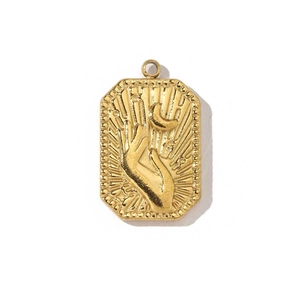 Détail d'un pendentif rectangulaire doré avec relief lune et lignes radiales