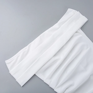 Detailansicht der plissierten Schulter und des schulterfreien Ausschnitts am weißen Kleid