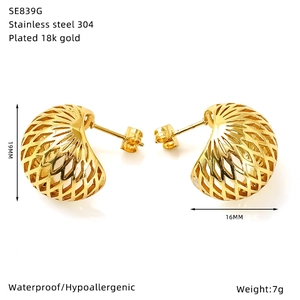 Vue technique des boucles d'oreilles dorées 18 carats avec dimensions et détails