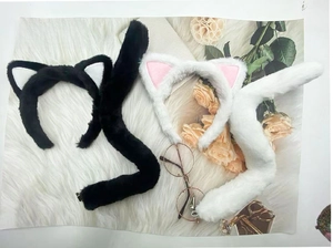 Dettaglio del set con orecchie di gatto in peluche e code in morbida pelliccia sintetica