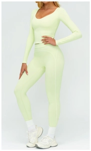 Détail montrant le legging de yoga taille haute et le haut court à manches longues vert clair