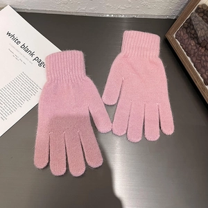 Detailansicht der rosa Strickhandschuhe mit elastischen Rippbündchen für Damen