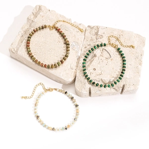 Détail macro de bracelets bohèmes en perles avec pierres naturelles et accents dorés