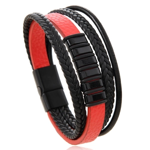 Détail du bracelet multicouche en cuir tressé noir et rouge avec fermoir magnétique en métal