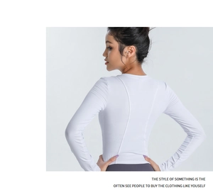 Gros plan d'un haut de yoga blanc à manches longues avec coupe ajustée et couture au dos