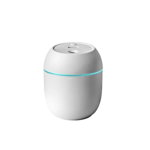 Mini humidificador USB portátil blanco con anillo LED azul sobre fondo blanco puro