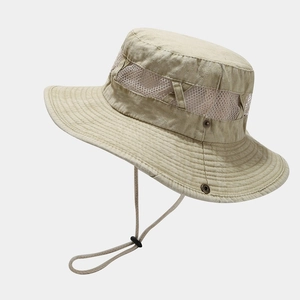Dettaglio cappello da sole kaki con rete traspirante e cordino antivento regolabile
