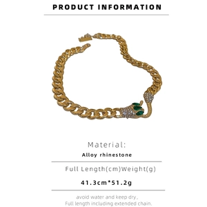 Details zur goldenen Schlangenkette mit Strasssteinen und Größenangaben in der Übersicht