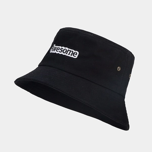 Détail du chapeau bob en coton noir avec broderie Awesome blanche et œillets en métal