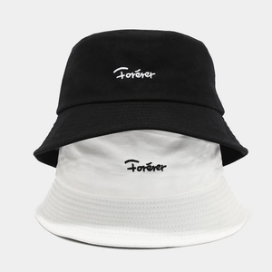 Bobs classiques noir et blanc avec broderie Forever empilés sur fond gris minimaliste