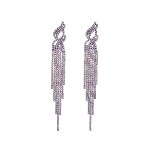 Boucles d'oreilles élégantes avec strass violets et franges scintillantes en argent