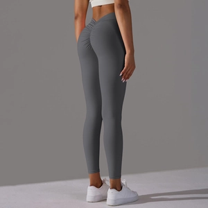 Détail du legging de yoga gris foncé taille haute avec couture effet push-up fessier