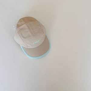 Detail of a breathable beige five-panel camper hat with blue trim and YIJIA embroidery