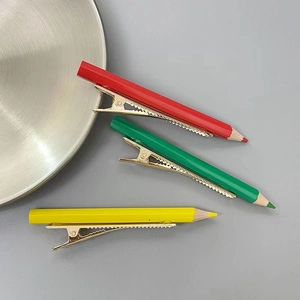 Détail des pinces à cheveux créatives en forme de crayon en rouge vert et jaune