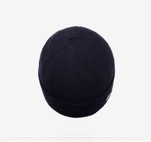 Vue de dessus d'un bonnet en maille bleu marine avec texture côtelée et tissu chaud