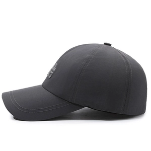Dunkelgraue schnelltrocknende Sport-Basecap mit Seitenstickerei in der Seitenansicht