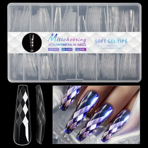 Λεπτομέρεια macro από διαφανή νύχια soft gel με τρισδιάστατη ανάγλυφη υφή διαμαντιού