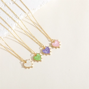 Colliers pendentifs coeur dorés en quatre couleurs avec détails en zircone