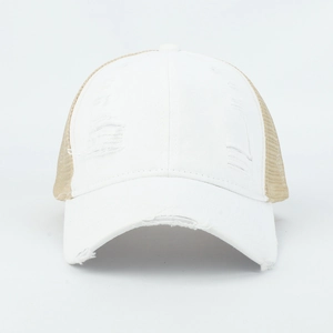 Detail einer weißen Vintage-Baseballkappe aus Baumwolle mit beige Netz und Riss-Effekt