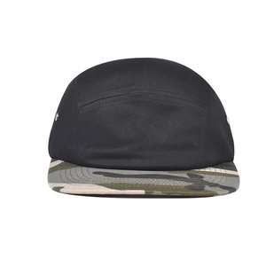 Vue de face de la casquette 5-panel noire en coton avec visière plate camouflage et œillets