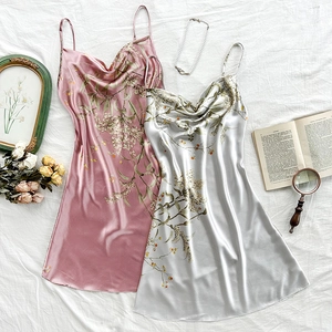 Nuisette élégante en soie fleurie vieux rose et gris argenté sur un décor vintage