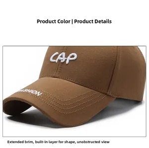 Détail d'une casquette en coton marron avec broderie CAP et visière longue incurvée