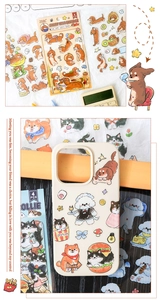 Détail de la coque iPhone en silicone mat avec chiens dessinés et lot d'autocollants