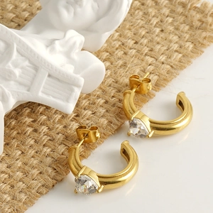 Boucles d'oreilles en C plaquées or 18k avec un cristal de zircon en forme de cœur