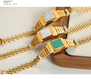 Détail de bracelets vintage en or avec inserts géométriques en diamant, nacre et malachite