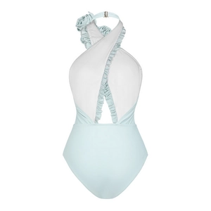 Détail du maillot une pièce bleu avec fleur 3D et décolleté licou à bords volantés