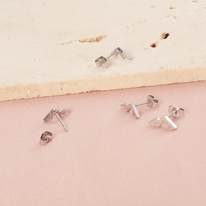 Boucles d'oreilles sommets de montagne argentées sur pierre élégante et tissu rose