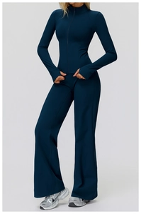 Détail de la veste de sport zippée bleu marine avec passe-pouces et pantalon évasé