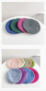 Sélection de bérets en laine de couleurs unies aux tons variés pour femmes sur fond blanc