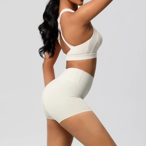 Detail von Cross-Back-Yoga-BH und High-Waist-Shorts aus weißem nahtlosem Stretch-Stoff