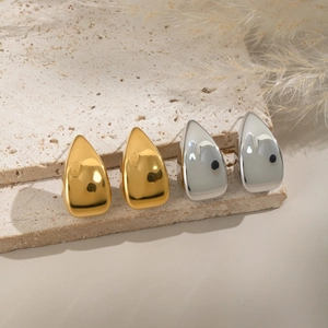 Boucles d'oreilles goutte évidées en or et argent sur pierre avec roseaux séchés