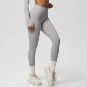 Detailopname lichtgrijze yoga-set met hoge taille broek en top met lange mouwen