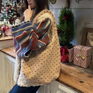 Détail du sac fourre-tout en polaire de laine douce avec broderie cerise et décor festif