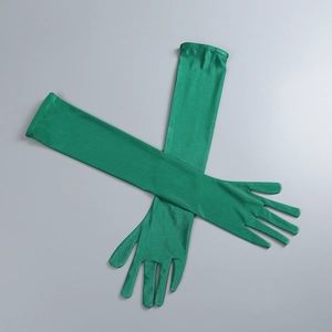 Dettaglio di eleganti guanti lunghi in raso verde smeraldo con finitura lucida ed elastica