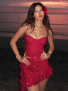 Sexy rotes Netz-Minikleid mit Pailletten und Rüschen, rückenfrei beim Sonnenuntergang